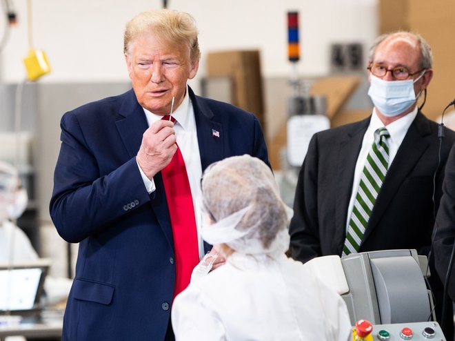 Trump je med obiskom higiensko občutljive proizvodnje bil kot slon v trgovini s porcelanom.&nbsp; FOTO: Nicholas Kamm/Afp