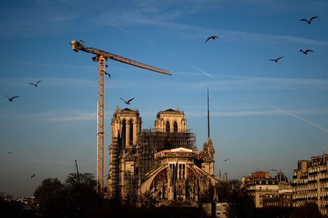 Sredi marca so zastala obnovitvena dela na pariški notredamski katedrali, simbolu in ponosu Francije. FOTO: Philippe Lopez/AFP