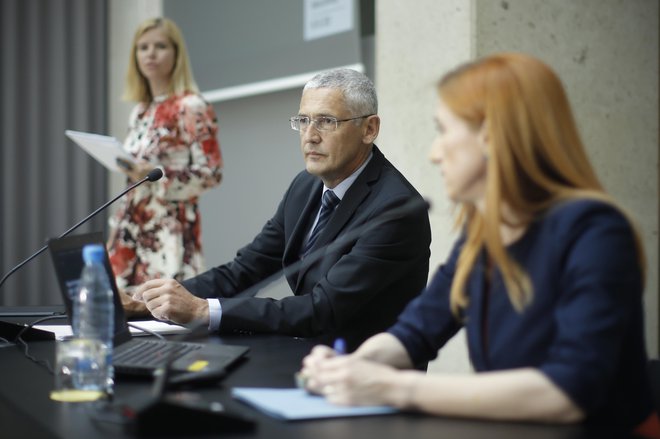 Viceguverner Banke Slovenije Jožef Bradeško in direktorica analitsko raziskovalnega centra BS Arjana Brezigar Masten (desno) sta predstavila najnovejše napovedi centralne banke. Foto Jure Eržen