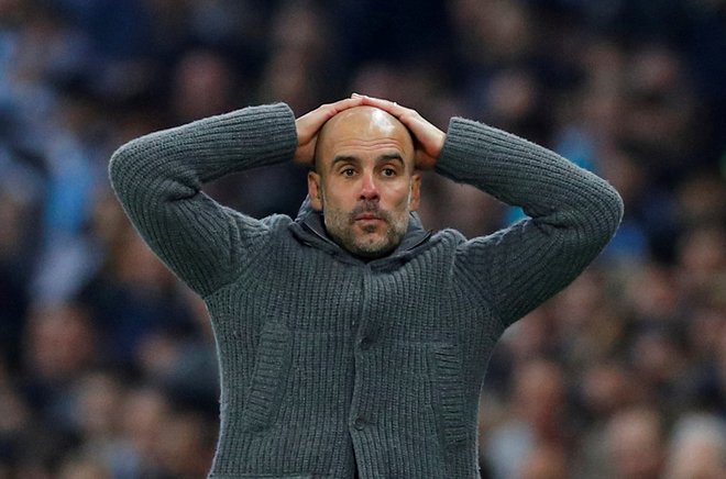 Pep Guardiola se upravičeno drži za glavo zaradi težav Manchester Cityja. FOTO: Reuters