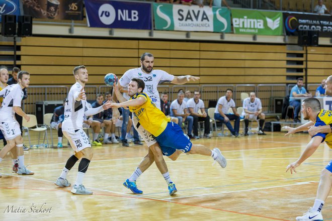 Vladimir Bojanić (številka 32) je pravi hrust v obrambi Trima.&nbsp;FOTO:&nbsp;Matia Ščukovt/RD Koper