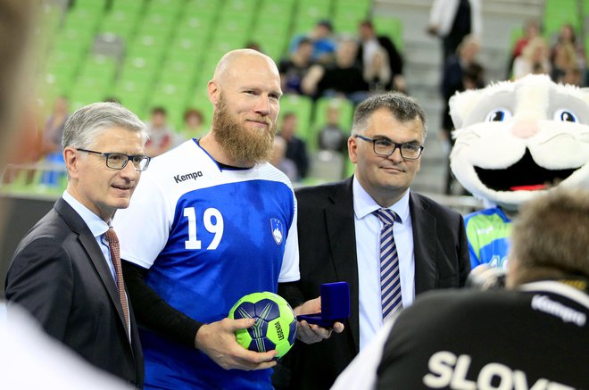 Aleš Pajovič se je oktobra 2017 udeležil tekme legend, v Stožicah sta se mu za prispevek v reprezentanci zahvalila tudi predsednik RZS Franjo Bobinac in generalni sekretar Goran Cvijič. FOTO: Roman Šipić