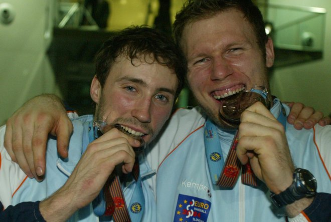 še druga opcija<br />
<br />
Aleš Pajovič (desno) in Vid Kavtičnik sta se takole veselila srebrne kolajne na domačem EP leta 2004. FOTO: Tomi Lombar