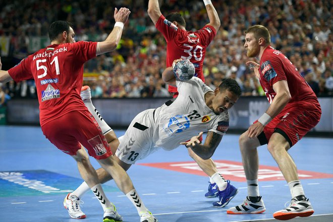 Pri Vardarju je bil v finalu najučinkovitejši Rogerio Ferreira Moraes s šestimi goli, prebijal se je tudi mimo Veszpremovih igralcev Boruta Mačkovška (levo) in Blaža Blagotinška (desno). FOTO: AFP