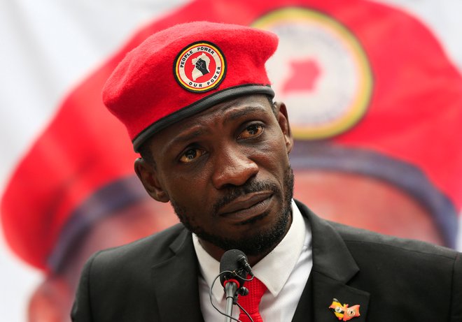 Glasbenik in poslanec, katerega pravo ime je Robert Kyagulanyi, rad prepeva o demokraciji. FOTO: Reuters