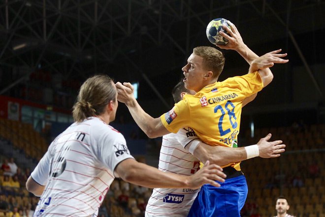 Jan Grebenc se ni znašel proti čvrsti Veszpremovi obrambi. FOTO: Voranc Vogel