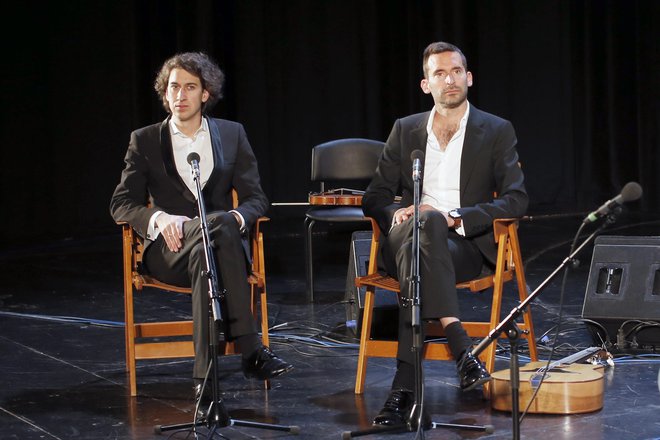 Violinist Matija Krečič in kitairst Teo Collori sta govorila tudi o nastopu na festivalu. FOTO: Jure Eržen