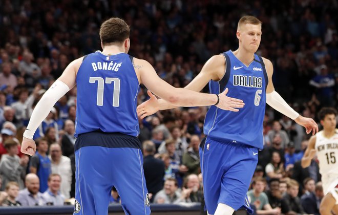 Luka Dončić in Kristaps Porzingis še nikoli nista igrala v končnici lige NBA, zato bosta dodatno motivirana. FOTO: Reuters