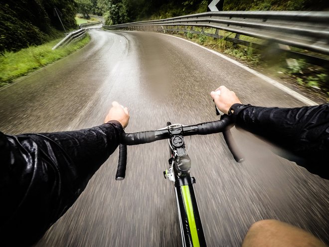 V dežju kolesarja na cesti čaka veliko neprijetnosti. FOTO: Mesk Photography/Shutterstock