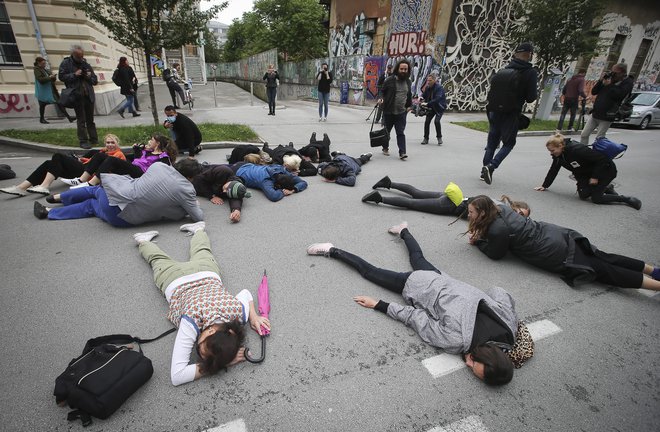 V tretji akciji za kulturo so umetniki legli na cesto. FOTO: Jože Suhadolnik/Delo