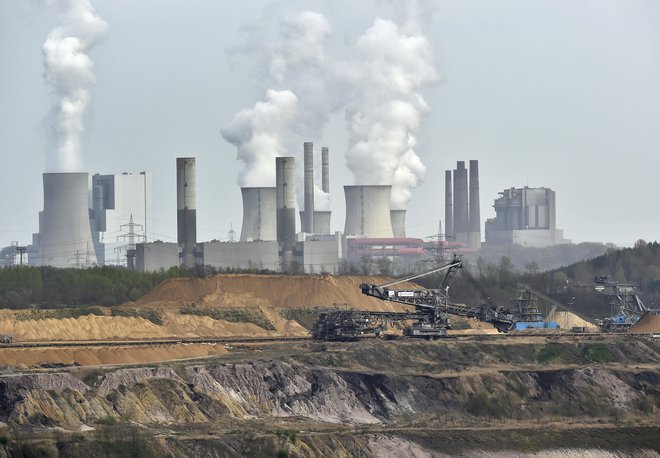 O vzrokih za globalno segrevanje poteka veliko strokovnih in laičnih razprav, in čeprav se večina znanstvenikov strinja, da so se segrevanja in ohlajanja zemlje pojavljala ciklično skozi vso zgodovino našega modrega planeta, je svetovni znanstveni konsenz, da je sedanje segrevanje prehitro, da bi bilo lahko del naravnega cikla. FOTO: AP