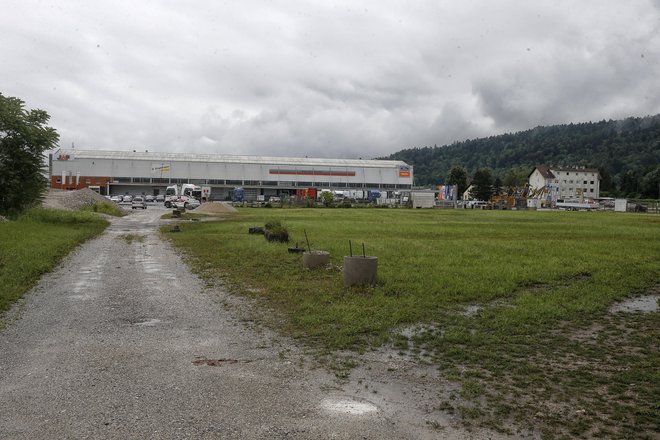 Severozahodni trikotnik med Celovško cesto in gorenjsko progo je degradirano območje. FOTO: Blaž Samec/Delo