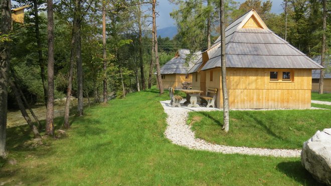 Štiri lično izdelane lesene hišice, podobne tistim z Velike planine, so postavljene na priobalnem zemljišču. FOTO: Bojan Rajšek/Delo