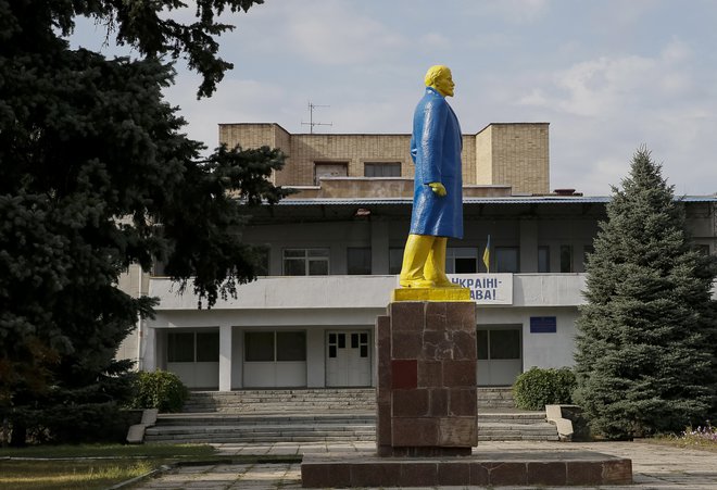 &raquo;No, daleč smo zašli od izhodišča, ki je bilo: slavitev Lenina, užaljenost zaradi tvita o virusu Lenina in Marxa, poklon z venci pred Kidričem &hellip;&laquo; Foto Gleb Garanich/ Reuters