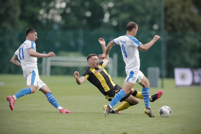 Takole so se v eni od akcij na Brdu borili za žogo Alen Ploj (št. 11), Luka Guček (št. 29) in Jaka Bizjak (št. 9). FOTO: Uroš Hočevar