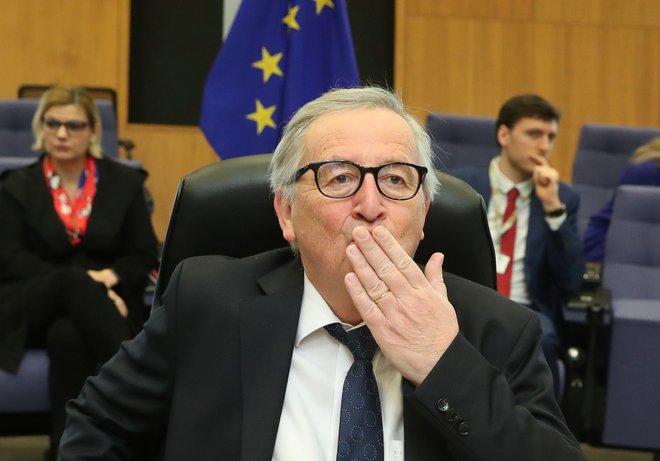 V evropski komisiji, ki jo vodi predsednik Jean-Claude Juncker, niso hoteli komentirati informacij, da je pravna služba dala negativno mnenje o tožbi. FOTO: Reuters