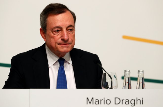 Mario Draghi bo, kot kaže, vrh ECB zapustil v času rekordno nizkih obrestnih mer. Foto Reuters