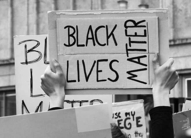 V podporo gibanju Black lives matter (Temnopolta življenja štejejo) in boju za pravico v Minneapolisu pred kratkim preminulega Georgea Floyda se je v Berlinu zbralo okoli 15.000 prebivalcev. FOTO: Neža Peterle
