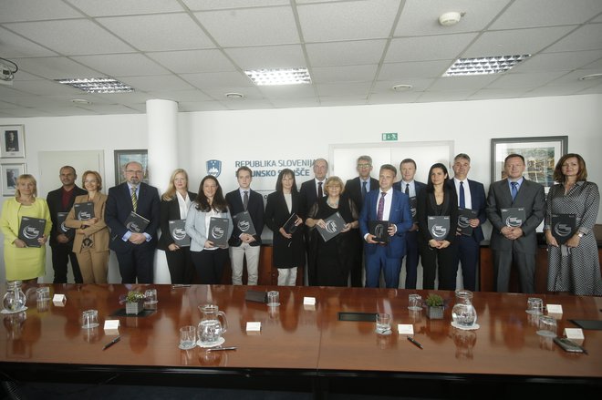 Krog podpisnikov sporazuma o sodelovanju v boju protu korupciji tudi v Sloveniji raste. FOTO: Jure Eržen/Delo