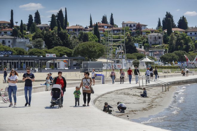 Vlada je na seji sprejela sklep, da je od ponedeljka dalje dovoljeno zbiranje do 500 oseb. FOTO: Leon Vidic/Delo