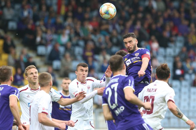 Kranjčani (v belih dresih) so v tej sezoni zmagali že v Ljudskem vrtu in v Stožicah, a za izognitev dodatnim kvalifikacijam bodo morali premagati neposredne tekmece Domžalčane. FOTO: Tadej Regent/Delo