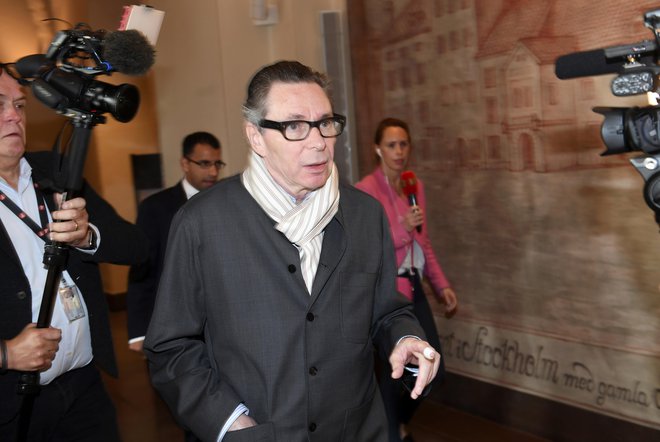 Jean-Claude Arnault, zaradi katerega letos ni bila podeljena Nobelova nagrada za književnost, na sodišču v Stockholmu, kjer je bil za posilstvo obsojen na dve leti zapora. FOTO: AP/Fredrik Sandbergedrik&nbsp;