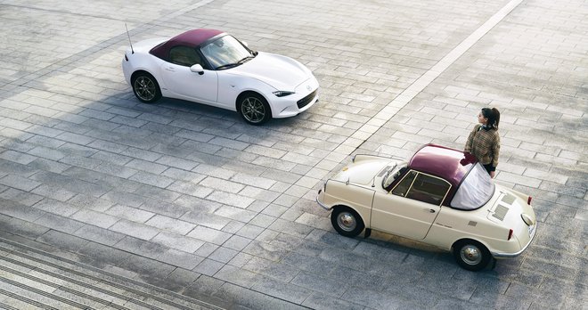 Sto let Mazde: na simbolni fotografiji legendarni in še danes aktualni roadster MX-5 ter prva mazda R360 izpred šestdesetih let. FOTO: Mazda