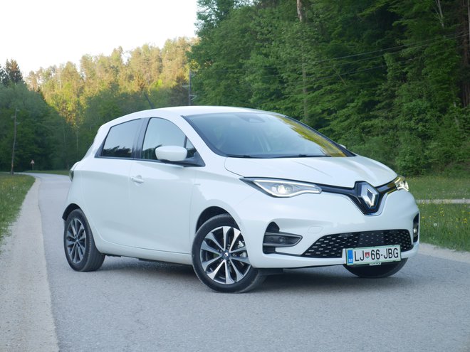 Renault zoe v novi generaciji ni bistveno spremenil zunanje podobe, pohvalno pa so mu zdaj vgradili sodobne LED-žaromete. FOTO: Boštjan Okorn