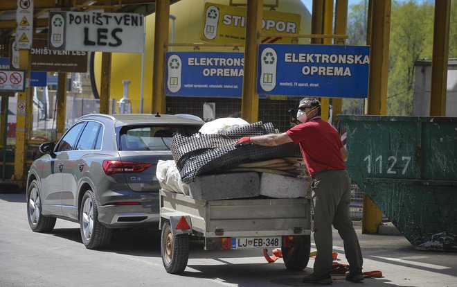 V Voki Snagi prosijo občane, naj odpadke razvrstijo že doma. FOTO: Jože Suhadolnik/Delo