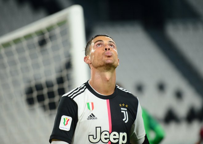 Cristiano Ronaldo ni bil uspešen iz 11-metrovke, a njegov Juventus se je vseeno uvrstil v finale italijanskega pokala. FOTO: Reuters