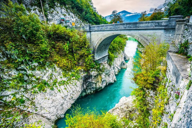 To je zlaganje zidakov z dveh bregov v loka, ki se bosta na sredini najbolj trdno spela. Najbolj trdni zidaki so&nbsp;... FOTO:&nbsp;&nbsp;Alexander Ugrin/Shutterstock