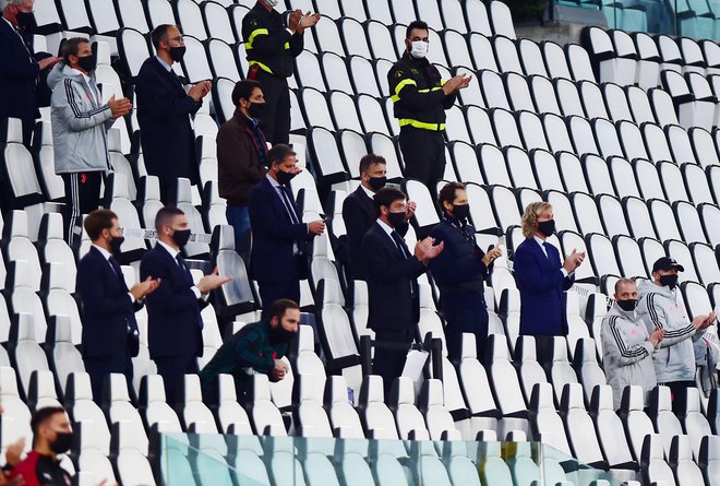 Tudi Juventusov vodstveni štab na čelu spredsednikom Andreo Agnellijem in podpredsednikom Pavlom Nedvedom je moral upoštevati stroga varnostna pravila in je povratni polfinalni dvoboj italijanskega pokala spremljal s tribune skupaj z drugimi člani moštva. FOTO: Reuters