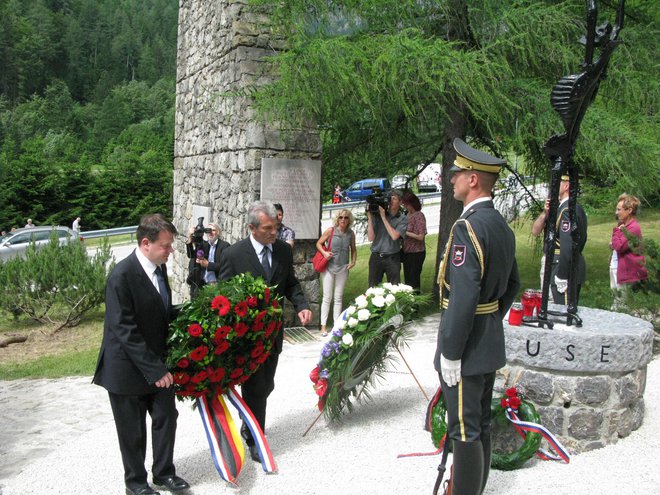 Nekdanji francoski veleposlanik v Sloveniji Pierre-François Mourier in predstavnik nemškega veleposlaništva med polaganjem venca 13. junija 2015. FOTO: Marjana Hanc