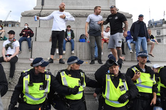 Protestniki zoper rasizem so se danes zbrali ob spomeniku admiralu Horatiu Nelsonu na londonskem Trafalgarskem trgu. FOTO: Daniel Leal-Olivas/AFP