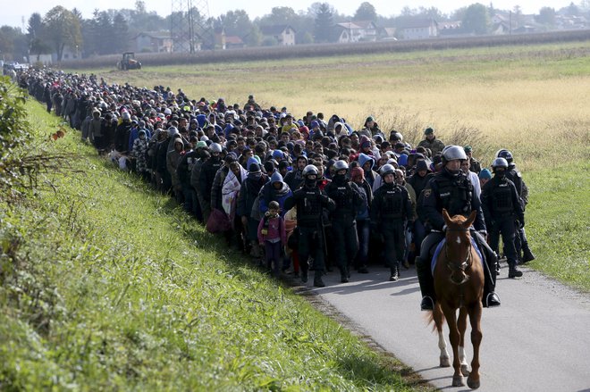 Slovenija bi bila pripravljena sodelovati pri premeščanju migrantov samo prostovoljno. Posnetek migrantov pri Dobovi med begunsko krizo leta 2015. FOTO: Srdjan Zivulovic/Reuters