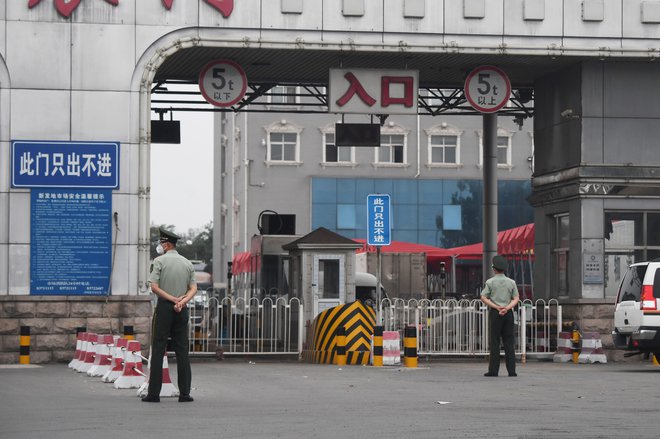 Ko so na tržnici v Pekingu odkrili pojav koronavirusa, so za del mesta uvedli karanteno. FOTO: Greg Baker/AFP