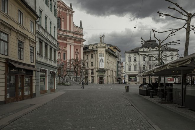 Ljubljanske ulice so med epidemijo bolj kot ne samevale. FOTO Voranc Vogel/Delo