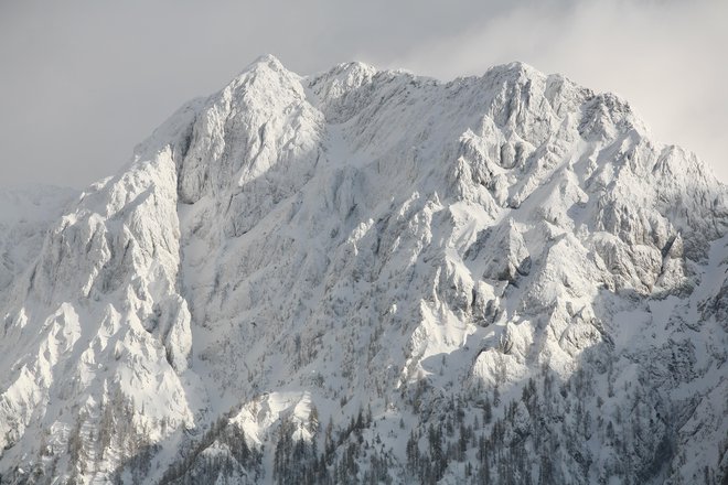 Upoštevajte navodila operaterja in pozneje gorskih reševalcev. Zavedajte se, da pomoč lahko pride šele čez nekaj ur, zato je obvezna oprema v nahrbtniku še kako pomembna za življenje! FOTO: Mirko Kunšič