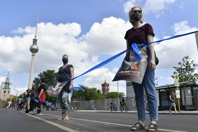 Protestniki v Berlinu so nosili maske in se držali predvidenih odmikov zaradi koronavirusa. FOTO: John Macdougall/AFP