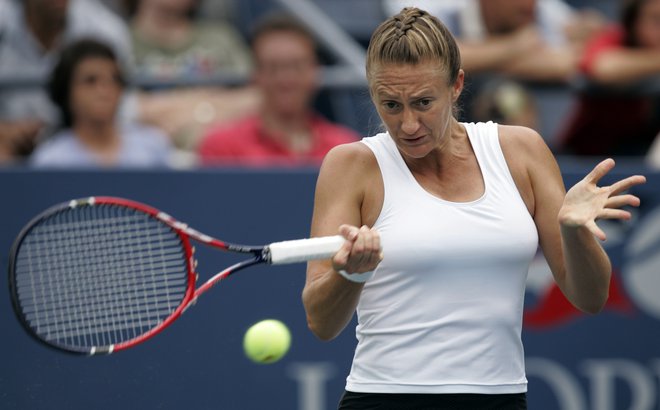 Mary Pierce v akciji med odprtim prvenstvom ZDA leta 2006. FOTO: Reuters