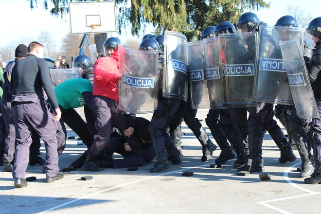 V Željnah je med dvema sprtima romskima tabora morala posredovati policija. Fotografija je simbolična. FOTO: Oste Bakal