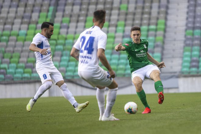 Mladi Enrik Ostrc (desno) je pokazal veliko želje, a je bilo premalo za dodano vrednost v ljubljanskem moštvu. FOTO: Voranc Vogel/Delo