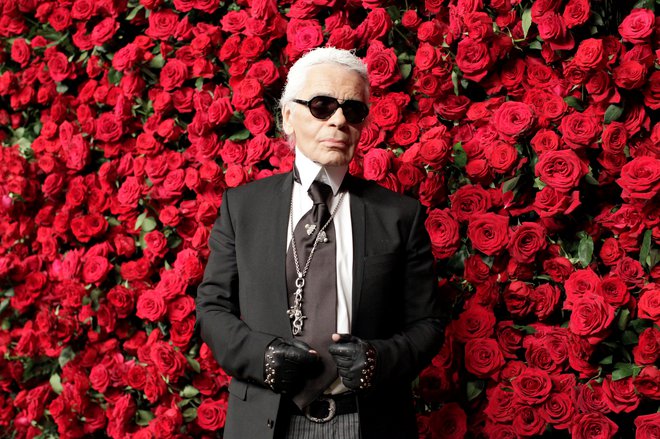 Ni pristajal na tabuje, na družbeno dogovorjeno obnašanje. Dovolil si je biti to, kar je. Kontroverzni modni oblikovalec Karl Lagerfeld, za nekatere genij, za druge klofuta feminizmu, je odšel 19. februarja 2019.&nbsp; FOTO: Kena Betancur/ Reuters