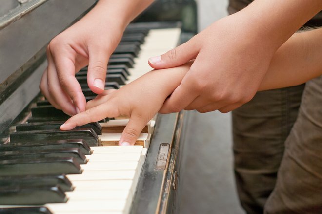 Pravega položaja prstkov na klaviaturi se je po spletu težko naučiti. Foto SHUTTERSTOCK