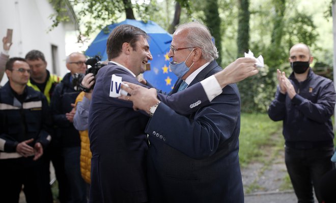 Simbolično odprtje meje z Italijo med obema Goricama. FOTO: Blaž Samec/Delo