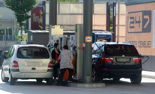 Ceni dizla in bencina ostajata pri evru za liter. FOTO: Leon Vidic/Delo