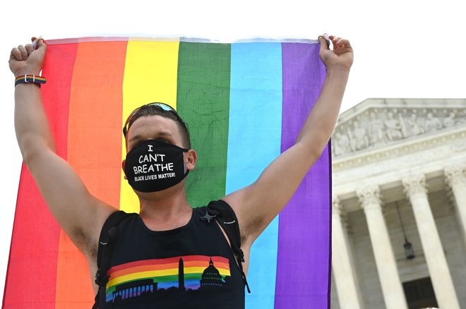 Protestnik za pravice LGBT+ delavcev pred ameriškim vrhovnim sodiščem v prestolnici Washington.&nbsp;Foto Jim Watson/Afp