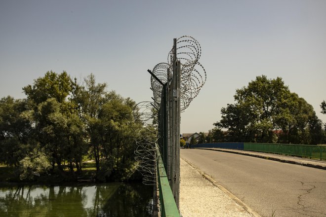 Statistika kaže, da se vzporedno z večanjem števila ilegalnih prehodov meje, veča tudi število tihotapcev, ovadenih po 308. členu zakonika, ki pa jim morajo dokazati, da so prejeli plačilo.&nbsp;Foto Voranc Vogel/Delo