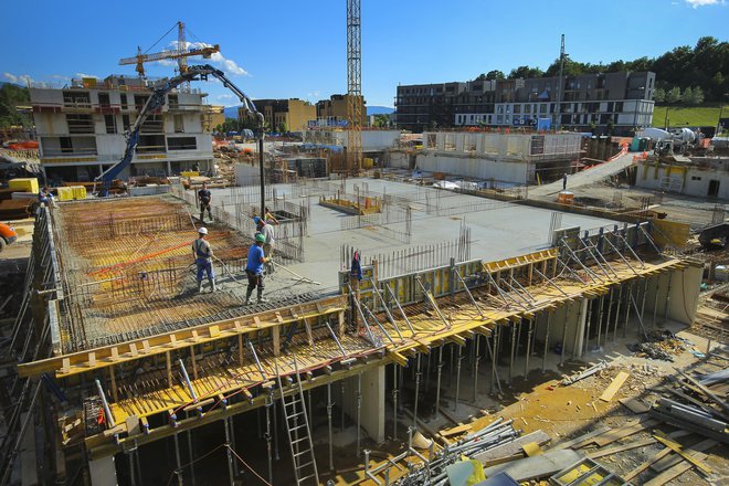 Pospešena gradnja soseske Novo Brdo. FOTO: Jože Suhadolnik/Delo