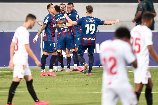 Takole so se veselili nogometaši Levanteja izenačujočega gola v izdihljajih tekme, s katerim so razveselili tudi druge tekmece Seville. FOTO: Jose Jordan/AFP